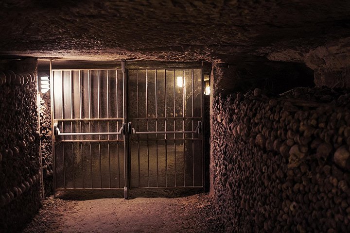 Visita guidata alle Catacombe di Parigi, esplorando tunnel ossari sotterranei e aree segrete, foto 53 | wizardtrip