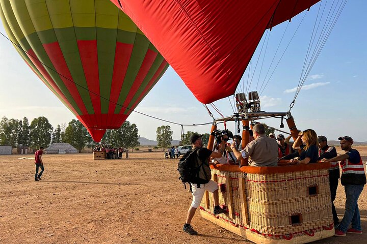 Volo in mongolfiera su Marrakech all'alba con vista sulle montagne dell'Atlante e colazione berbera, foto 17 | wizardtrip