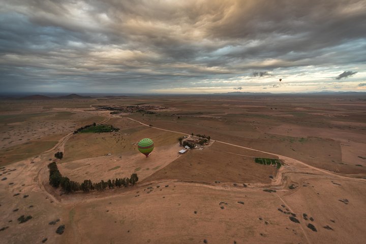 Volo in mongolfiera su Marrakech all'alba con vista sulle montagne dell'Atlante e colazione berbera, foto 18 | wizardtrip