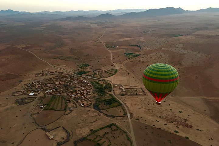 Volo in mongolfiera su Marrakech all'alba con vista sulle montagne dell'Atlante e colazione berbera, foto 20 | wizardtrip