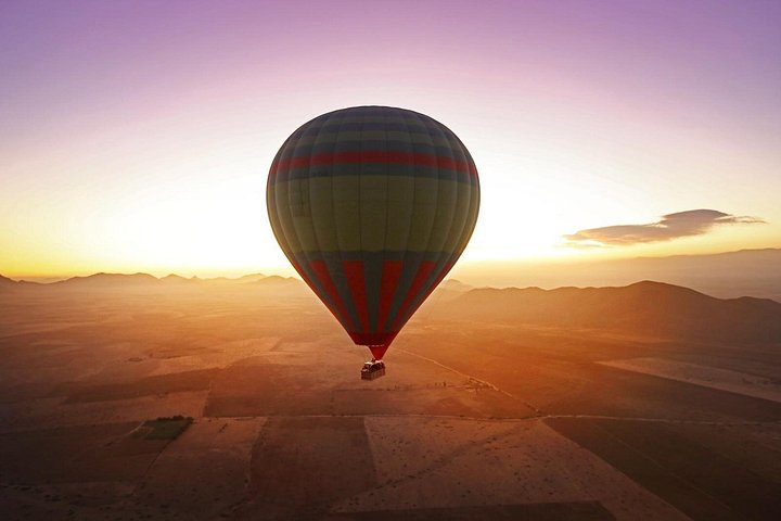 Volo in mongolfiera su Marrakech all'alba con vista sulle montagne dell'Atlante e colazione berbera, foto 31 | wizardtrip