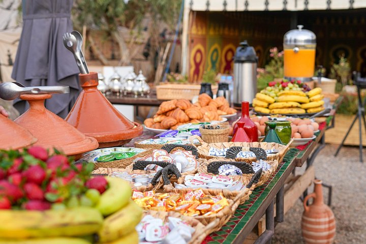 Volo in mongolfiera su Marrakech all'alba con vista sulle montagne dell'Atlante e colazione berbera, foto 32 | wizardtrip