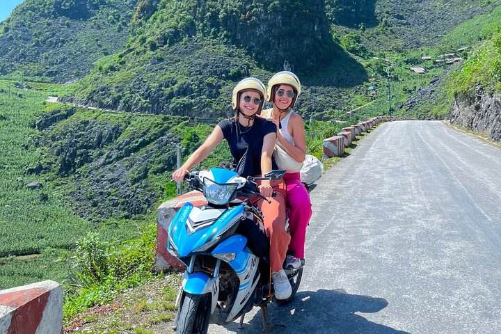 Circuit panoramique en moto à travers les montagnes majestueuses et les villages culturels de Ha Giang, Vietnam, photo 8 | wizardtrip
