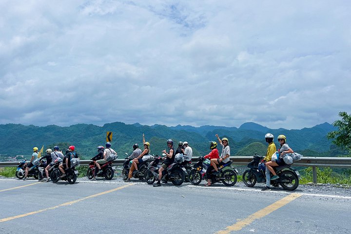 Circuit panoramique en moto à travers les montagnes majestueuses et les villages culturels de Ha Giang, Vietnam, photo 16 | wizardtrip