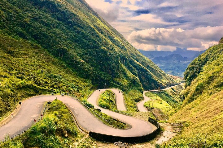 Circuit panoramique en moto à travers les montagnes majestueuses et les villages culturels de Ha Giang, Vietnam, photo 20 | wizardtrip
