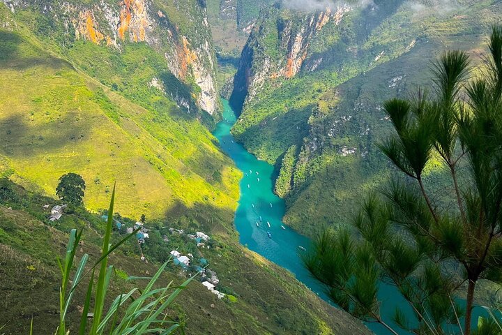 Circuit panoramique en moto à travers les montagnes majestueuses et les villages culturels de Ha Giang, Vietnam, photo 26 | wizardtrip