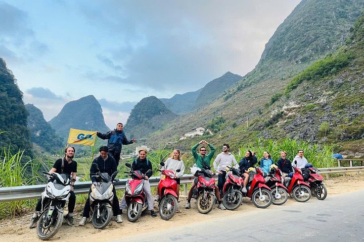 Circuit panoramique en moto à travers les montagnes majestueuses et les villages culturels de Ha Giang, Vietnam, photo 35 | wizardtrip