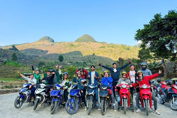 Circuit panoramique en moto à travers les montagnes majestueuses et les villages culturels de Ha Giang, Vietnam, photo 37 | wizardtrip
