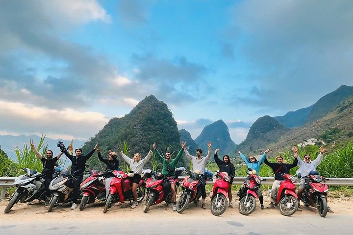 Circuit panoramique en moto à travers les montagnes majestueuses et les villages culturels de Ha Giang, Vietnam, photo 39 | wizardtrip