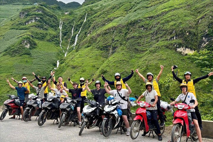 Circuit panoramique en moto à travers les montagnes majestueuses et les villages culturels de Ha Giang, Vietnam, photo 44 | wizardtrip