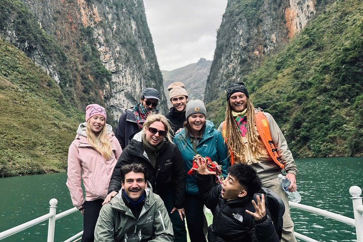 Circuit panoramique en moto à travers les montagnes majestueuses et les villages culturels de Ha Giang, Vietnam, photo 48 | wizardtrip