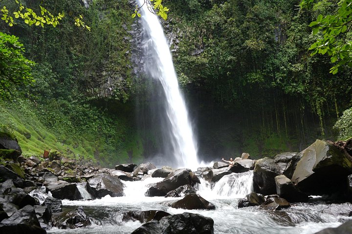 Explorez la magnifique cascade La Fortuna au Costa Rica, une merveille naturelle entourée d'une forêt tropicale luxuriante, photo 6 | wizardtrip