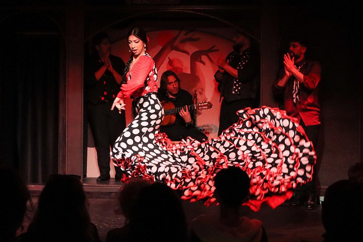 Intim flamenkoföreställning med passionerade dansare och musiker i en tablao i Barcelona, foto 6 | wizardtrip