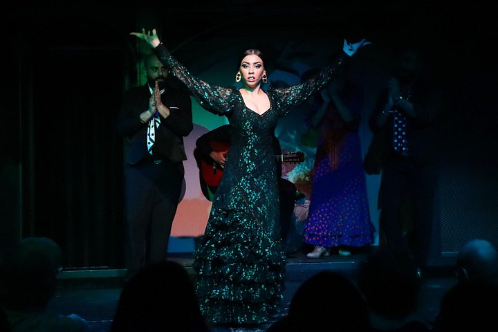 Intim flamenkoföreställning med passionerade dansare och musiker i en tablao i Barcelona, foto 7 | wizardtrip