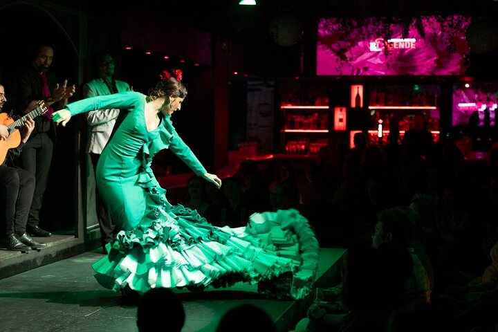 Intim flamenkoföreställning med passionerade dansare och musiker i en tablao i Barcelona, foto 9 | wizardtrip