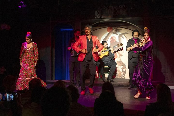 Intim flamenkoföreställning med passionerade dansare och musiker i en tablao i Barcelona, foto 12 | wizardtrip