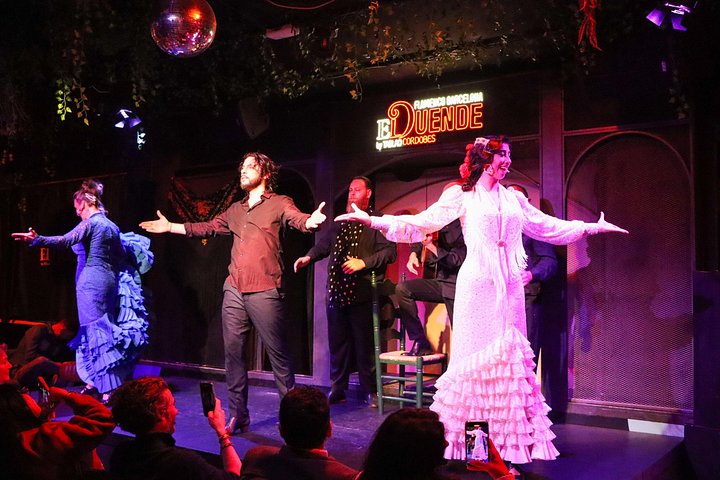 Intim flamenkoföreställning med passionerade dansare och musiker i en tablao i Barcelona, foto 13 | wizardtrip