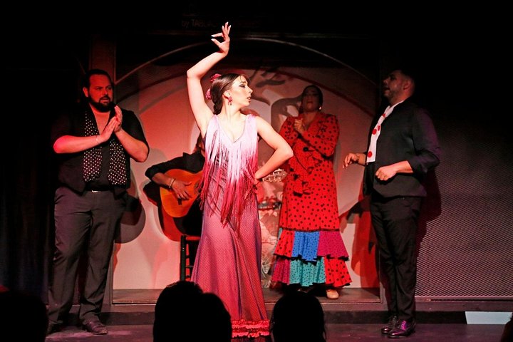 Intim flamenkoföreställning med passionerade dansare och musiker i en tablao i Barcelona, foto 15 | wizardtrip