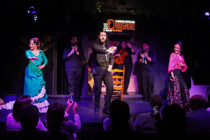 Intim flamenkoföreställning med passionerade dansare och musiker i en tablao i Barcelona, foto 17 | wizardtrip