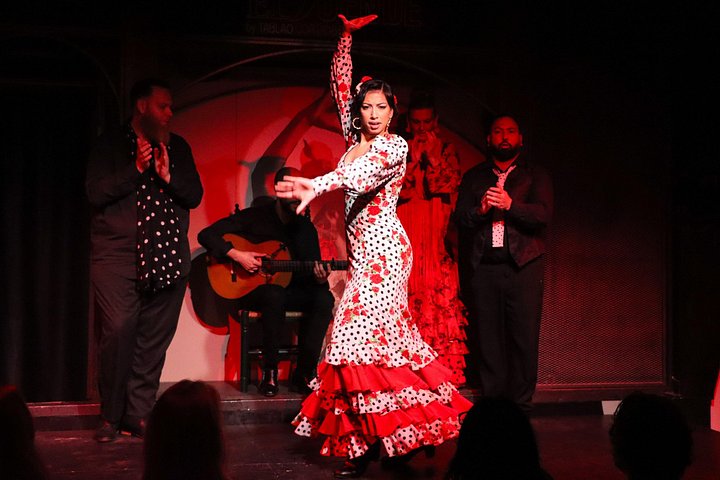 Intim flamenkoföreställning med passionerade dansare och musiker i en tablao i Barcelona, foto 18 | wizardtrip