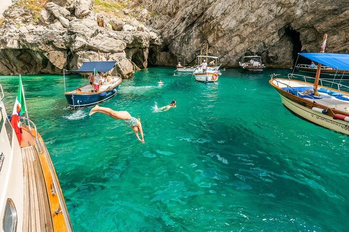 Desde Sorrento: Tour en Barco por Positano y la Costa Amalfitana con Recogida | wizardtrip