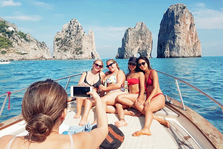 Bådtur omkring Capri øen fra Sorrento, Italien, med stop for svømning og sightseeing, foto 6 | wizardtrip