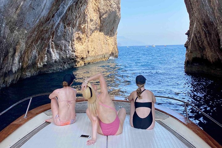 Bådtur omkring Capri øen fra Sorrento, Italien, med stop for svømning og sightseeing, foto 8 | wizardtrip
