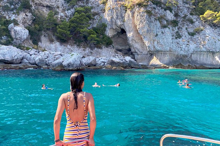 Bådtur omkring Capri øen fra Sorrento, Italien, med stop for svømning og sightseeing, foto 10 | wizardtrip