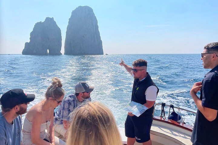 Bådtur omkring Capri øen fra Sorrento, Italien, med stop for svømning og sightseeing, foto 11 | wizardtrip