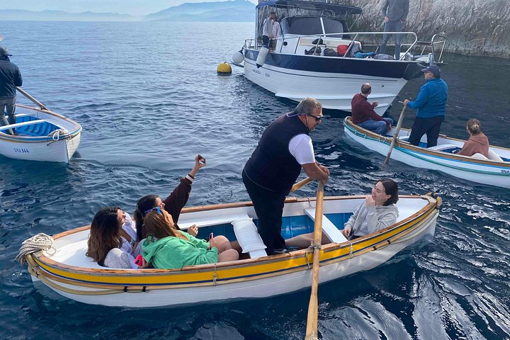 Bådtur omkring Capri øen fra Sorrento, Italien, med stop for svømning og sightseeing, foto 15 | wizardtrip