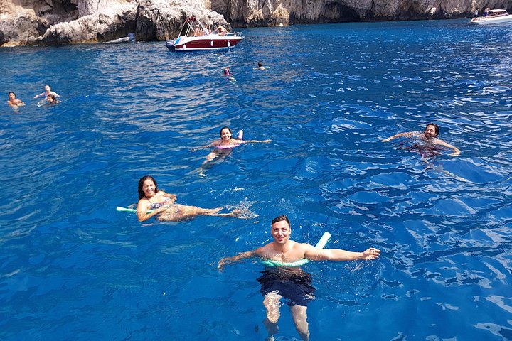 Bådtur omkring Capri øen fra Sorrento, Italien, med stop for svømning og sightseeing, foto 16 | wizardtrip