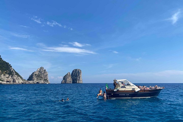 Bådtur omkring Capri øen fra Sorrento, Italien, med stop for svømning og sightseeing, foto 17 | wizardtrip