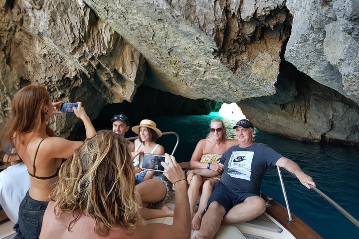 Bådtur omkring Capri øen fra Sorrento, Italien, med stop for svømning og sightseeing, foto 18 | wizardtrip