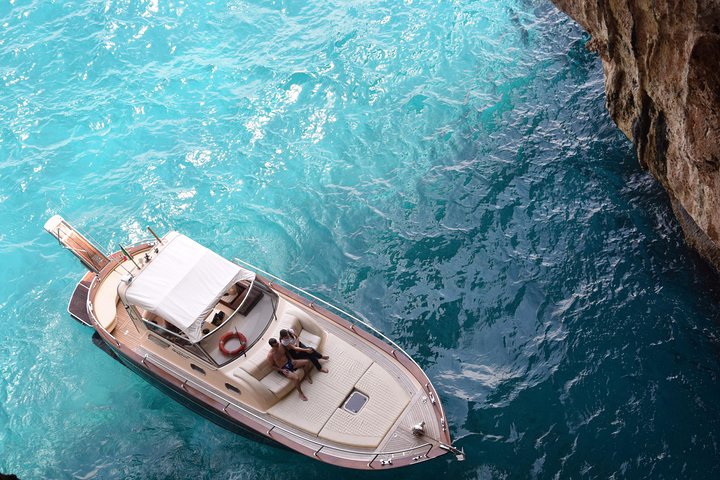 Bådtur omkring Capri øen fra Sorrento, Italien, med stop for svømning og sightseeing, foto 19 | wizardtrip