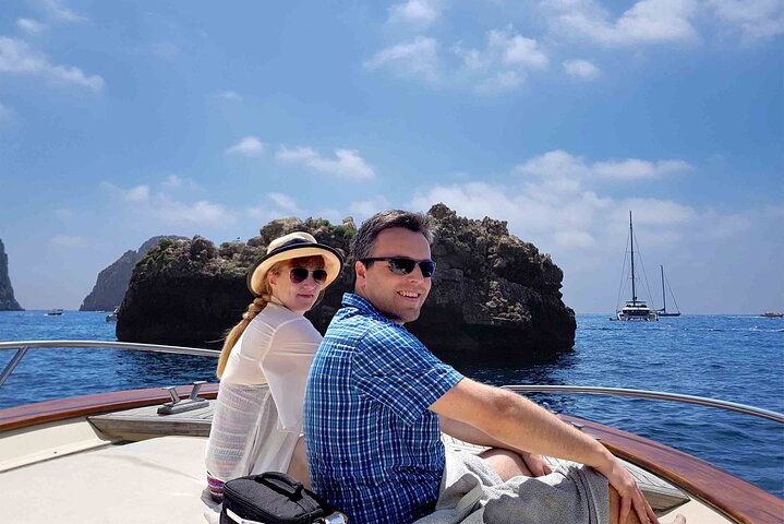 Bådtur omkring Capri øen fra Sorrento, Italien, med stop for svømning og sightseeing, foto 21 | wizardtrip