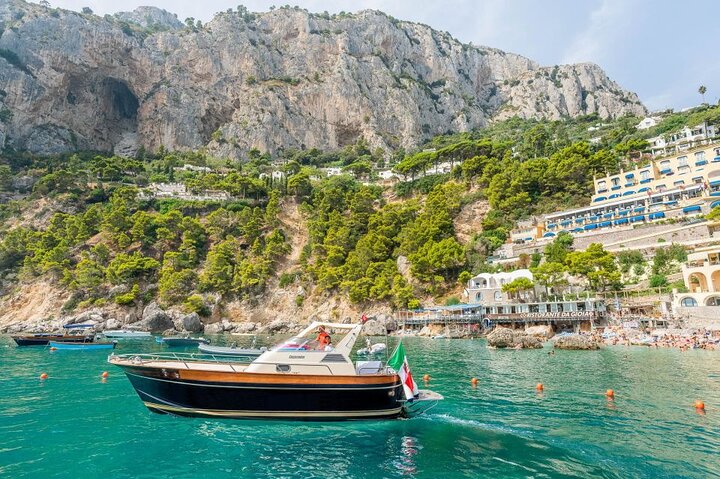 Bådtur omkring Capri øen fra Sorrento, Italien, med stop for svømning og sightseeing, foto 24 | wizardtrip