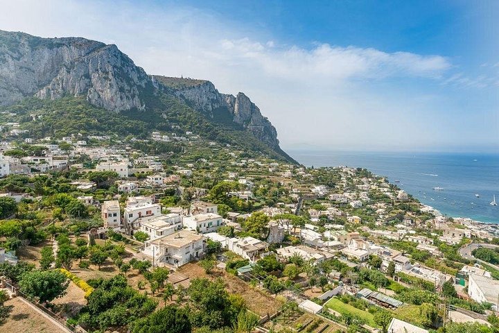 Bådtur omkring Capri øen fra Sorrento, Italien, med stop for svømning og sightseeing, foto 25 | wizardtrip