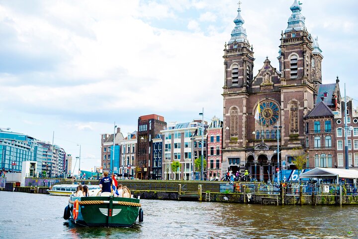 Njut av en naturskön kanalkryssning i Amsterdam ombord på en modern eldrivna båt, förbi historiska landmärken, foto 6 | wizardtrip