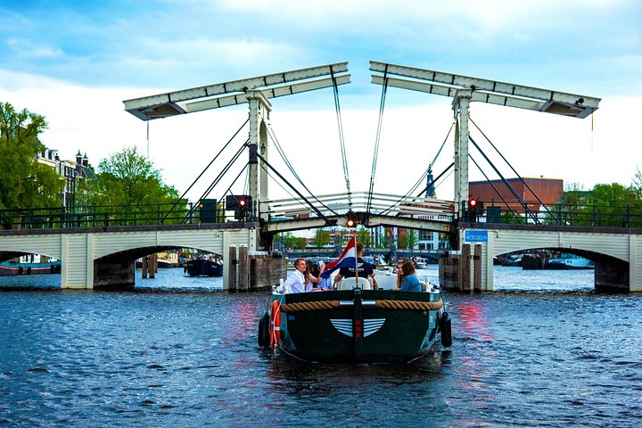 Njut av en naturskön kanalkryssning i Amsterdam ombord på en modern eldrivna båt, förbi historiska landmärken, foto 9 | wizardtrip