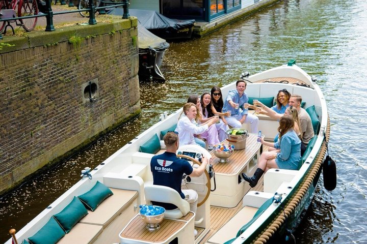 Njut av en naturskön kanalkryssning i Amsterdam ombord på en modern eldrivna båt, förbi historiska landmärken, foto 14 | wizardtrip