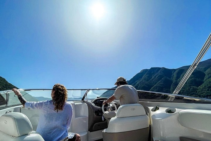 Tour privato in barca sul Lago di Como, Italia, con ville, borghi e acque panoramiche, foto 13 | wizardtrip