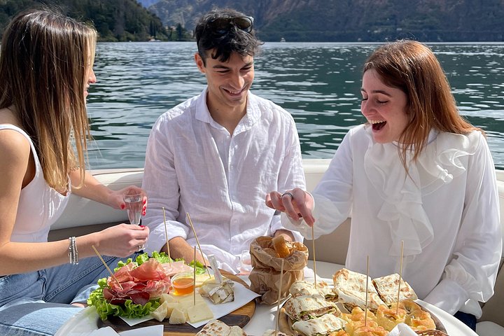 Tour privato in barca sul Lago di Como, Italia, con ville, borghi e acque panoramiche, foto 21 | wizardtrip
