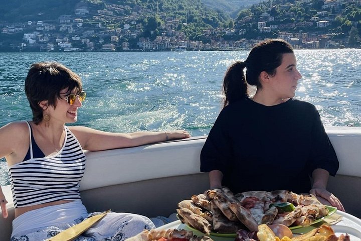 Tour privato in barca sul Lago di Como, Italia, con ville, borghi e acque panoramiche, foto 27 | wizardtrip