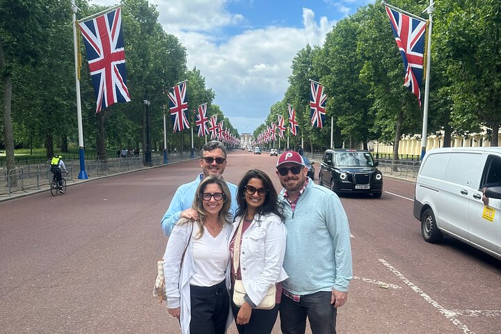 Ikonisk London sort taxa-tur, der viser berømte vartegn som Big Ben og Buckingham Palace, foto 6 | wizardtrip