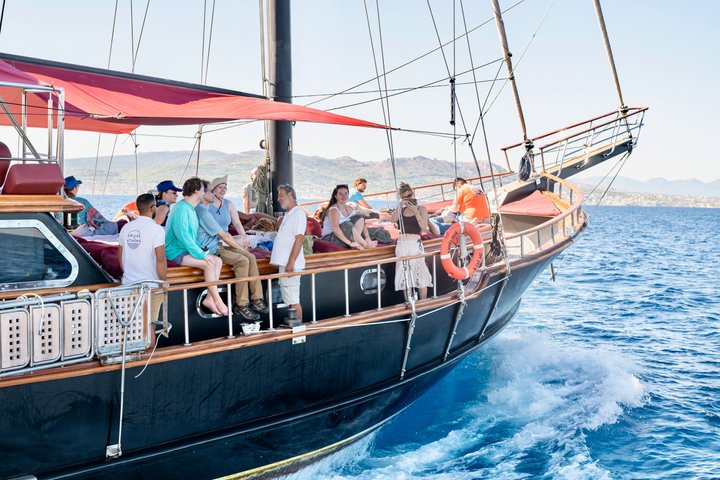 Cruzeiro de iate de luxo em Atenas visitando as ilhas de Agistri, Moni e Egina com natação e almoço, foto 30 | wizardtrip