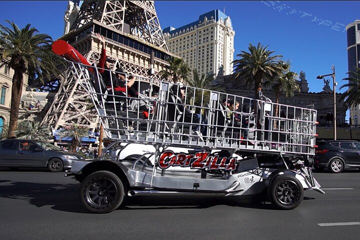 Ride a giant motorized shopping cart limo down the Las Vegas Strip, passing famous landmarks, photo 6 | wizardtrip
