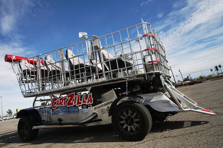Ride a giant motorized shopping cart limo down the Las Vegas Strip, passing famous landmarks, photo 9 | wizardtrip