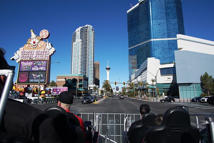 Ride a giant motorized shopping cart limo down the Las Vegas Strip, passing famous landmarks, photo 10 | wizardtrip