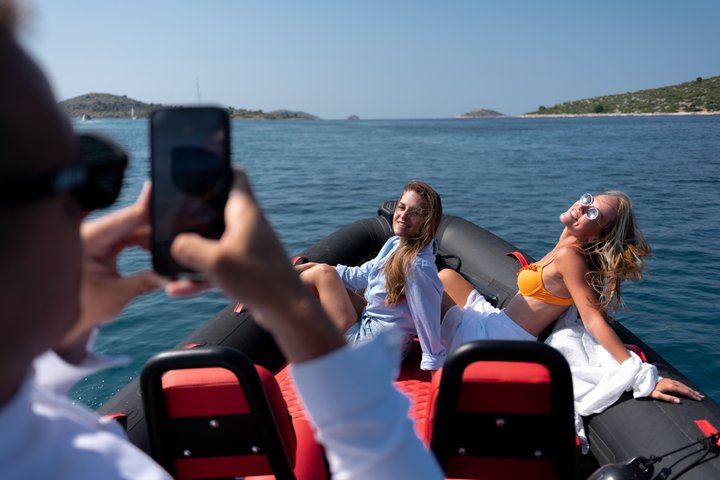 Passeio de barco de luxo a partir de Zadar explorando ilhas do Adriático com snorkeling e vinho, foto 8 | wizardtrip