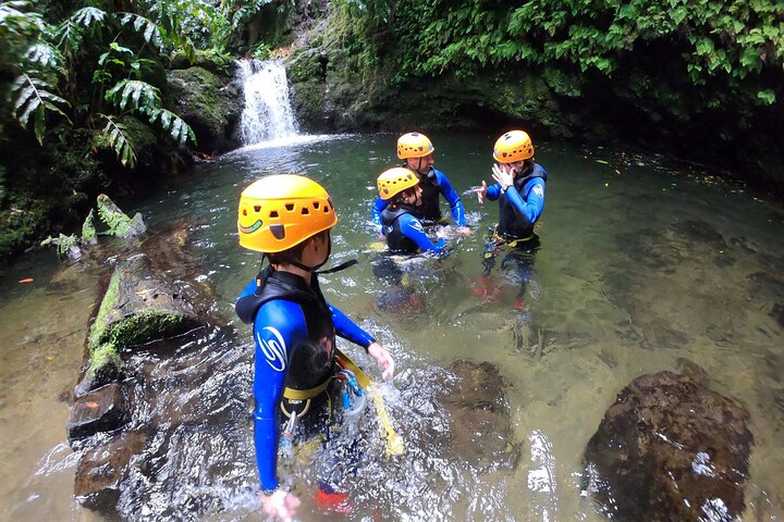 Experimente emocionantes aventuras de canyoning com saltos, escorregas e rapel nas deslumbrantes paisagens naturais dos Açores, foto 6 | wizardtrip